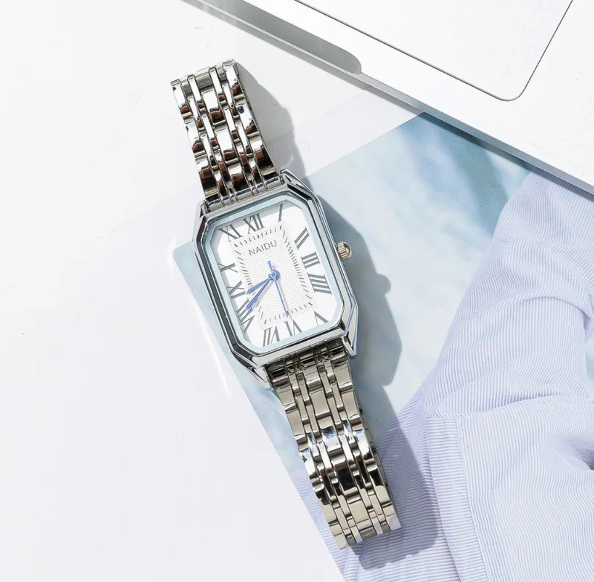 Reloj clásico plateado