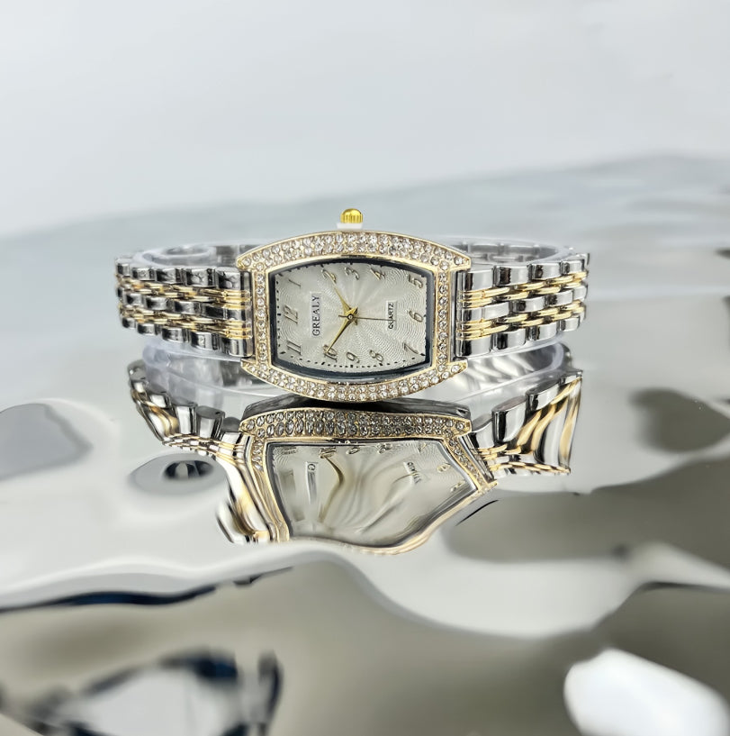 Reloj moderno plateado y dorado