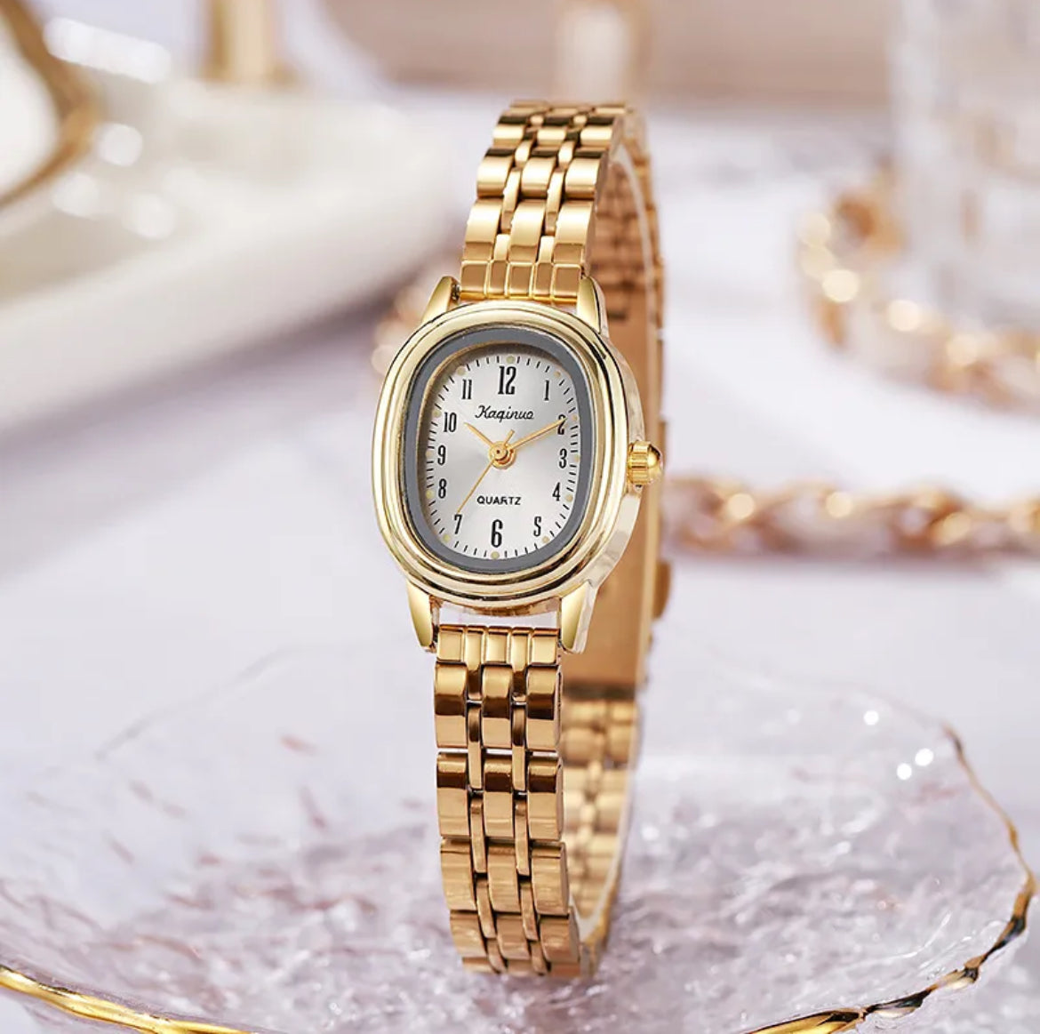 Reloj clásico dorado